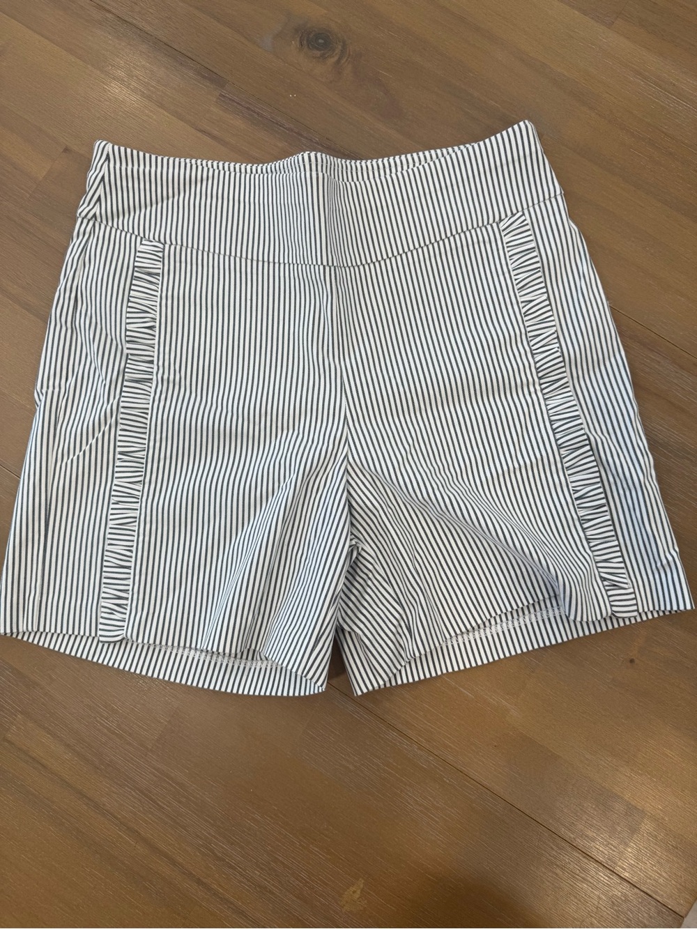High-Waist Vertical Stripe Shorts - White/Black